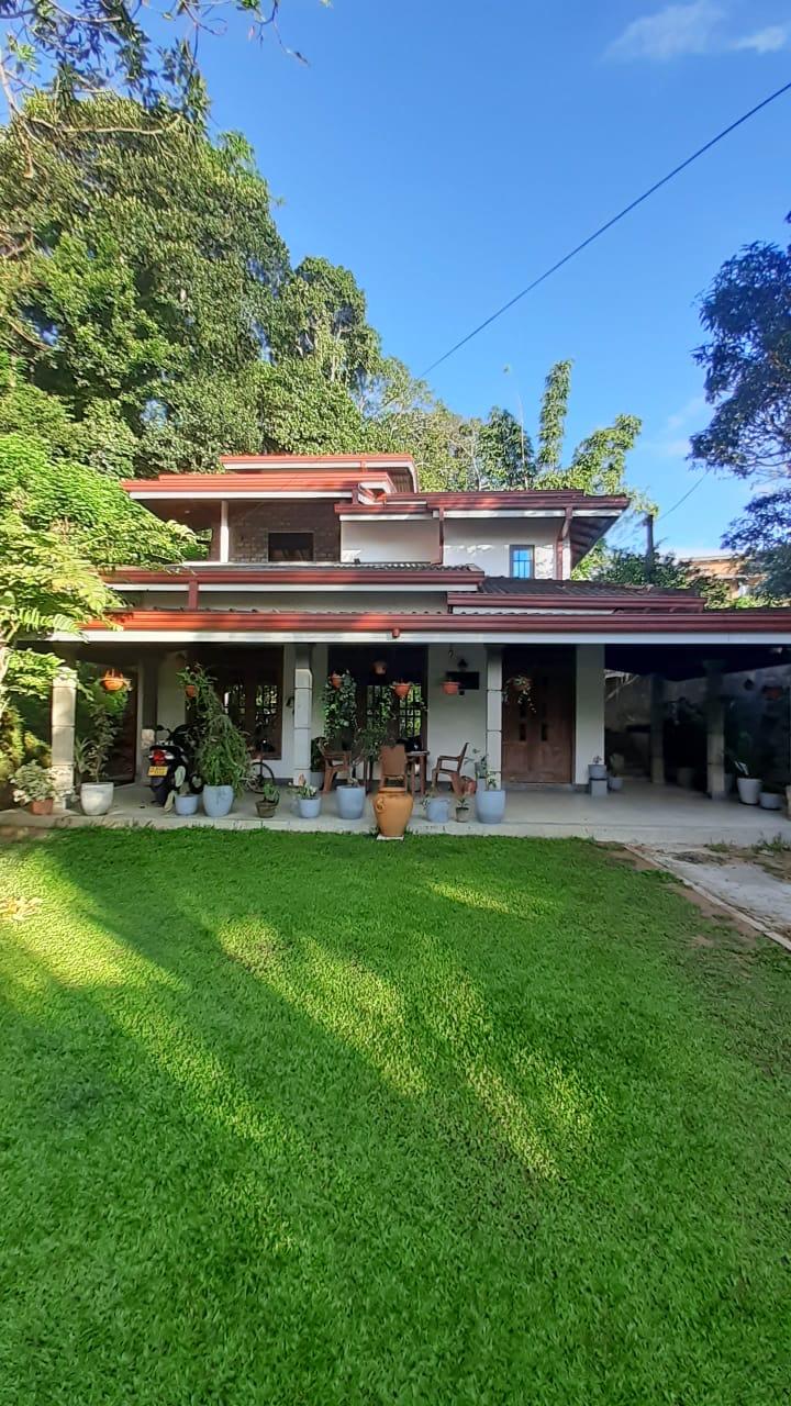 House in Henwella Road, Polwatumodara, Weligama